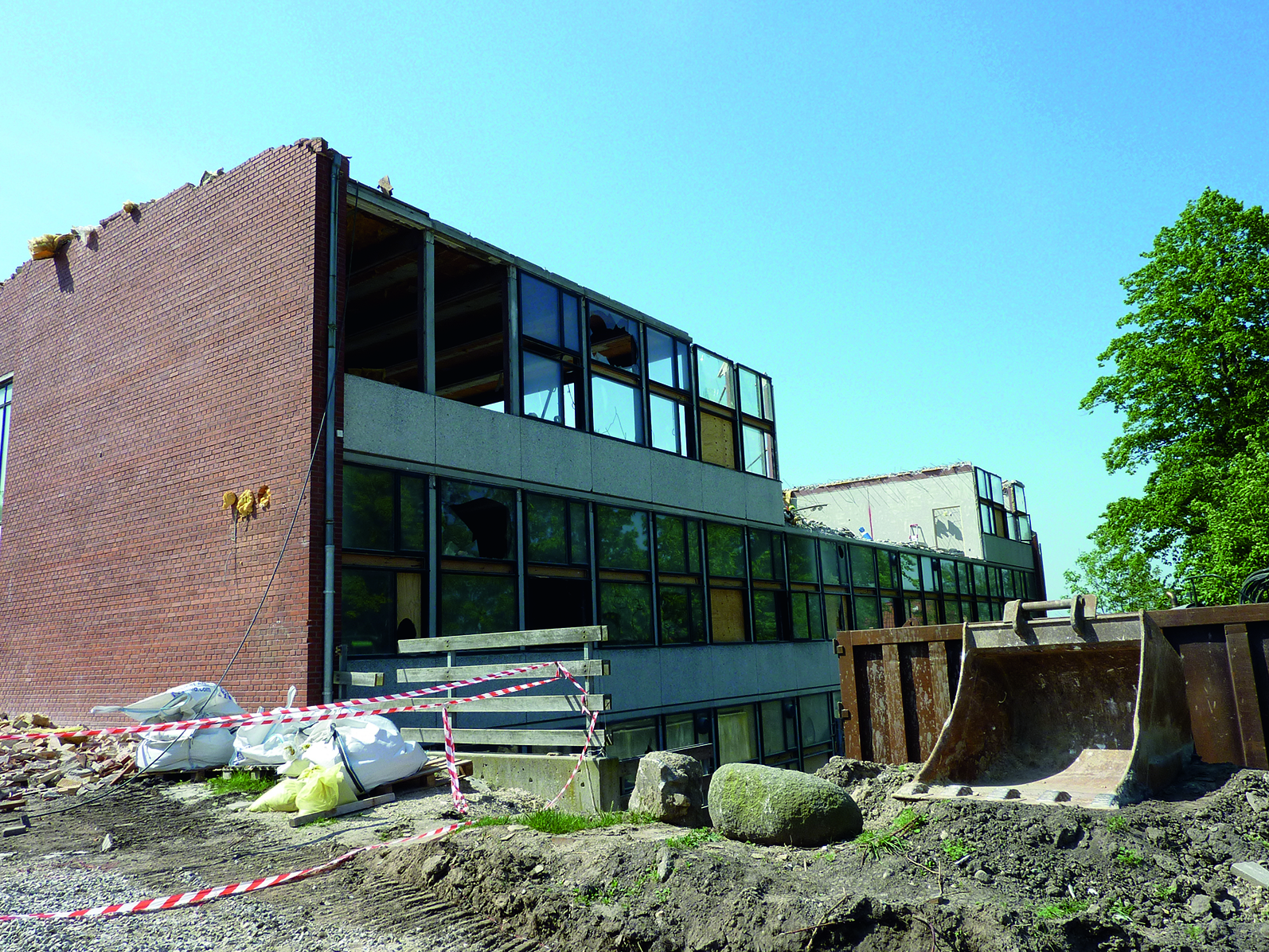 When this school was demolished, certain PCB-contaminated materials were removed while storeys were demolished.Practical Experience with Specific Tools